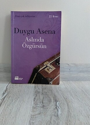 Duygu Asena’nın “Aslında Özgürsün” kitabı diziye uyarlanıyor