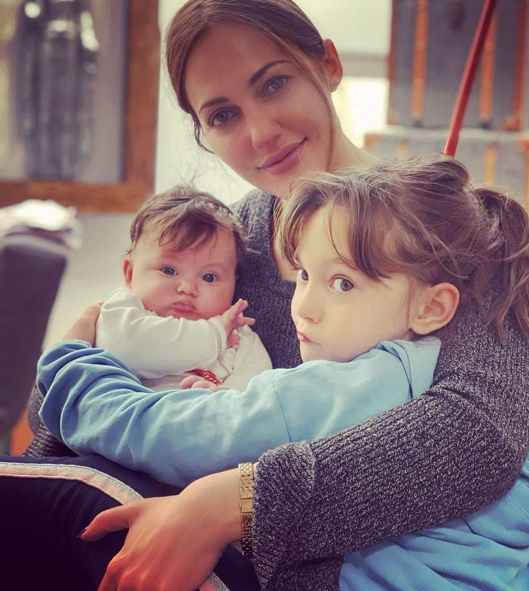 Meryem Uzerli çocuklarıyla beraber “Ru” dizisi için Urla’da