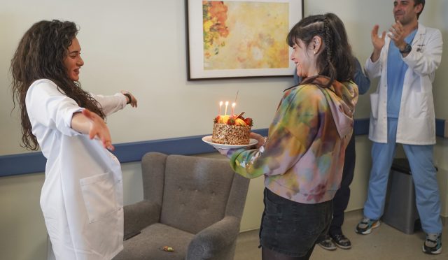 Hande Doğandemir’e sette sürpriz kutlama