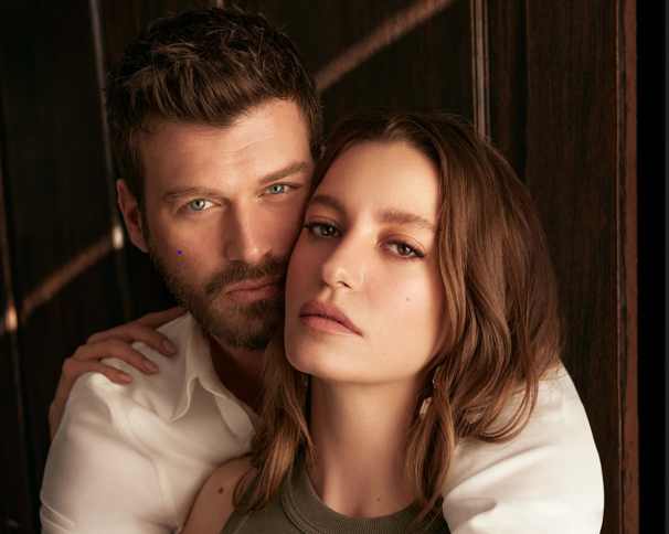 Serenay Sarıkaya ve Kıvanç Tatlıtuğ’dan yeni Aile pozu