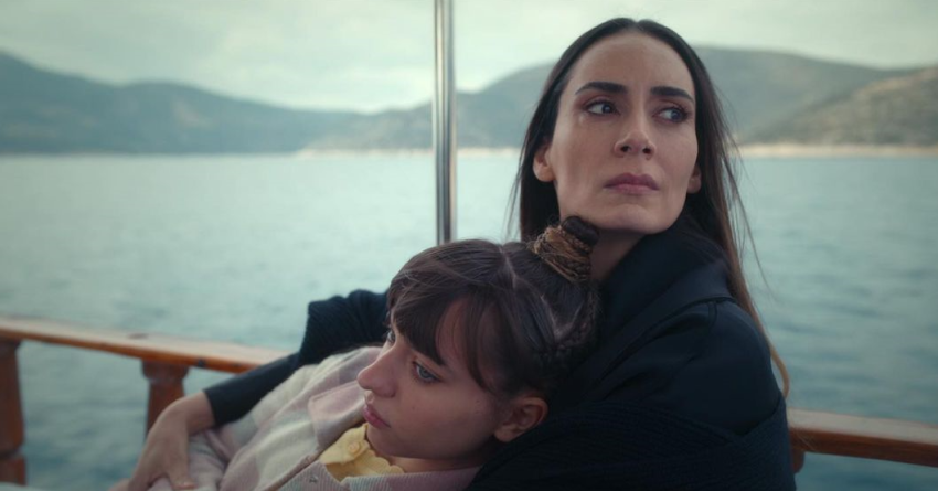 Melisa Sözen’li Netflix’in “Biz Kimden Kaçıyorduk Anne?” dizisine dünyadan büyük ilgi