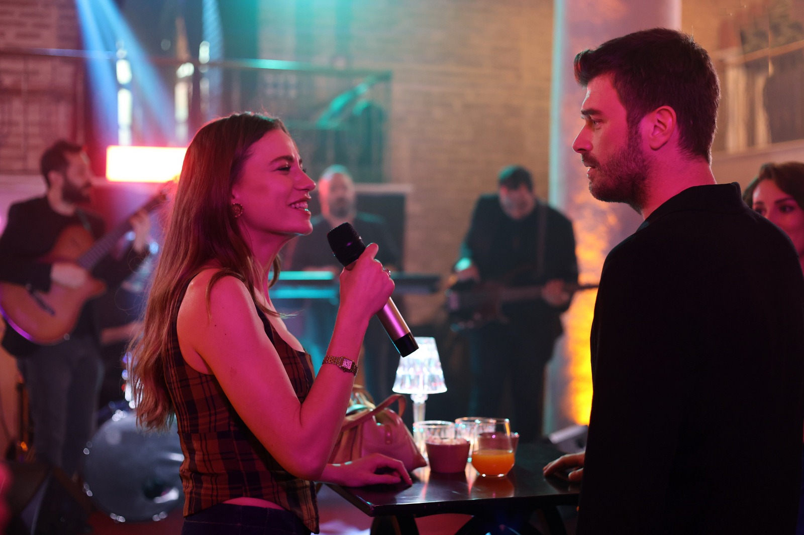 Serenay Sarıkaya’dan Aile dizisinde Merve Özbey’in “Yaramızda Kalsın” şarkısı