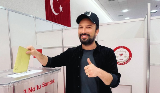 Megastar Tarkan sandık başında… Almanya’da oyunu kullandı