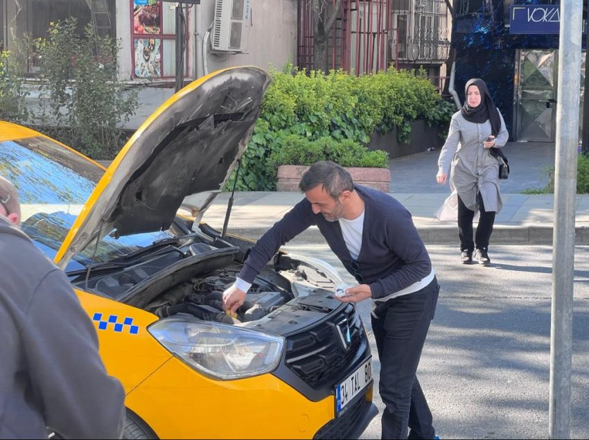 Ersin Korkut eski mesleği taksiciliğe döndü, hediye dağıtıyor