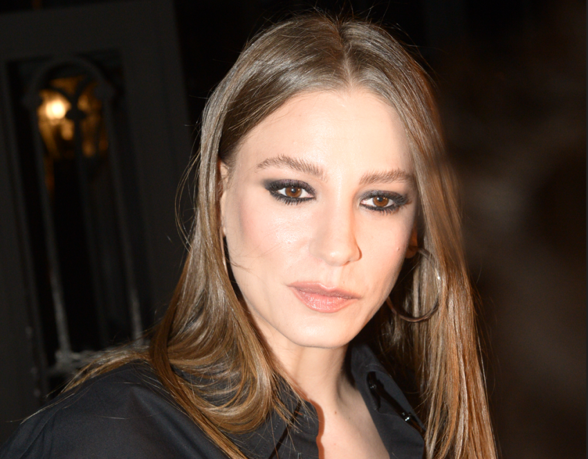 “Aile” dizisinin yemeğine Serenay Sarıkaya’nın güzelliği damga vurdu