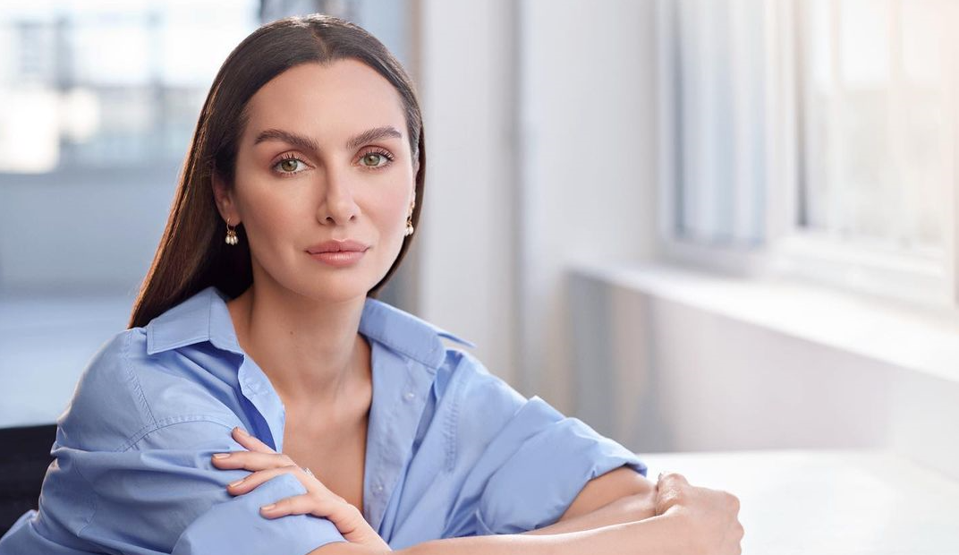 Birce Akalay ünlü meslektaşlarıyla İngiltere yolcusu