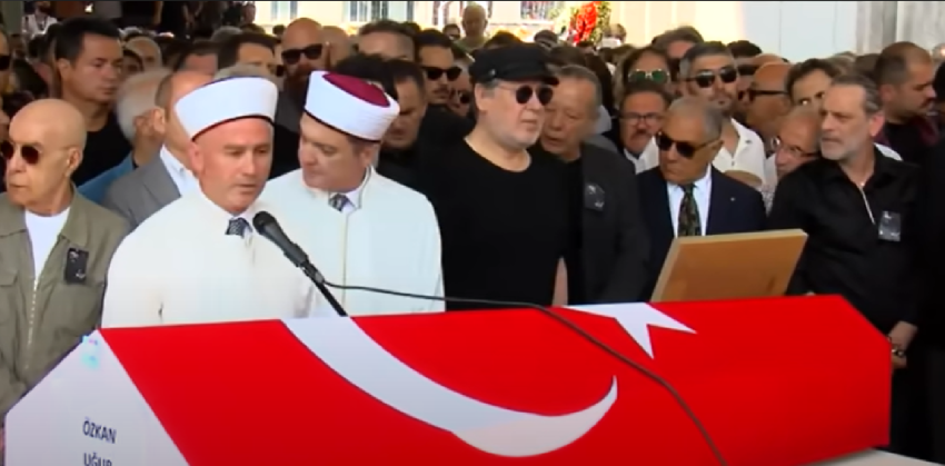 Özkan Uğur’un cenazesine Ahmet Özhan ve Cerrahi Tarikatı damgası… Mezarlıkta zikir çektiler