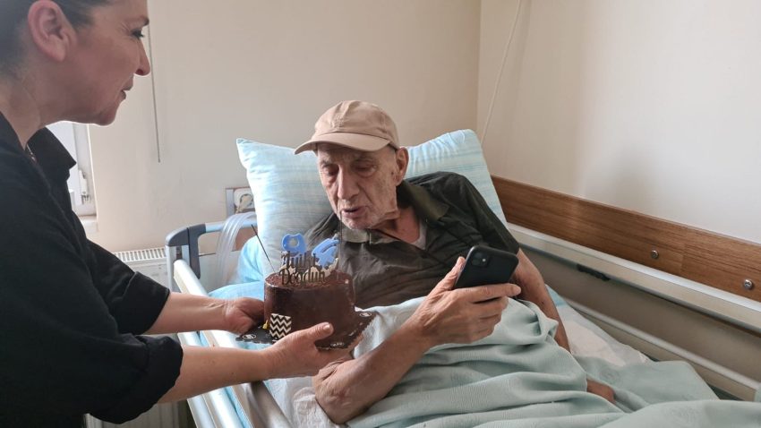 Usta oyuncu Yılmaz Gruda’ya kaldığı huzurevinde 94. yaş kutlaması