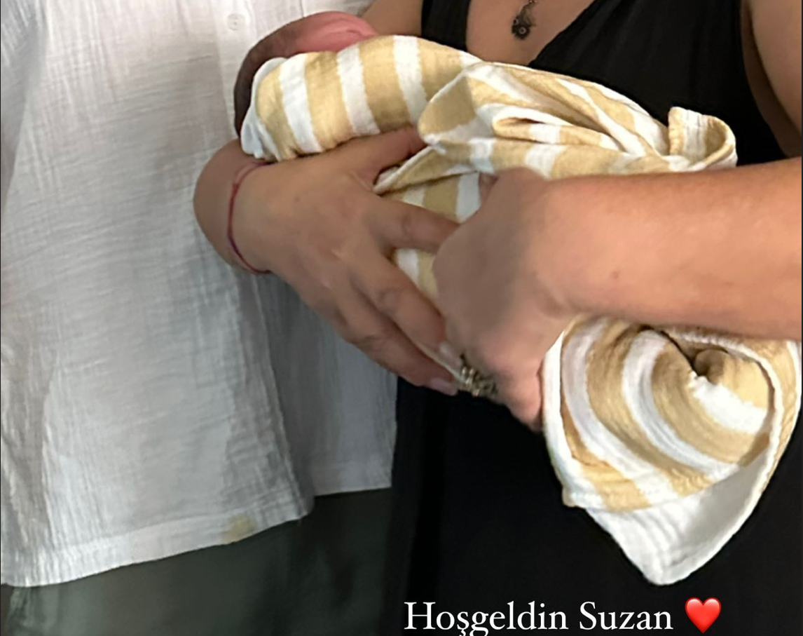 İşte Bora Akkaş’ın bebeği Suzan… Kayınvalidesinin kucağında…