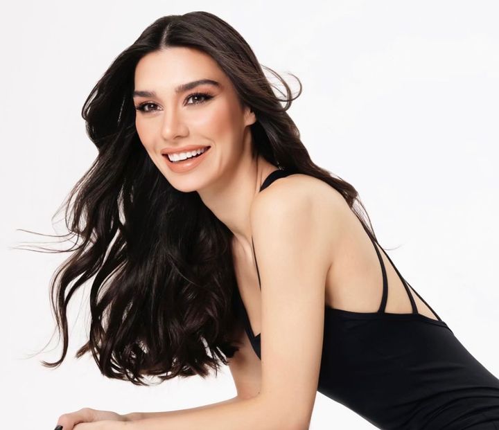 Burcu Kıratlı “Aşk Sokakta” filminde