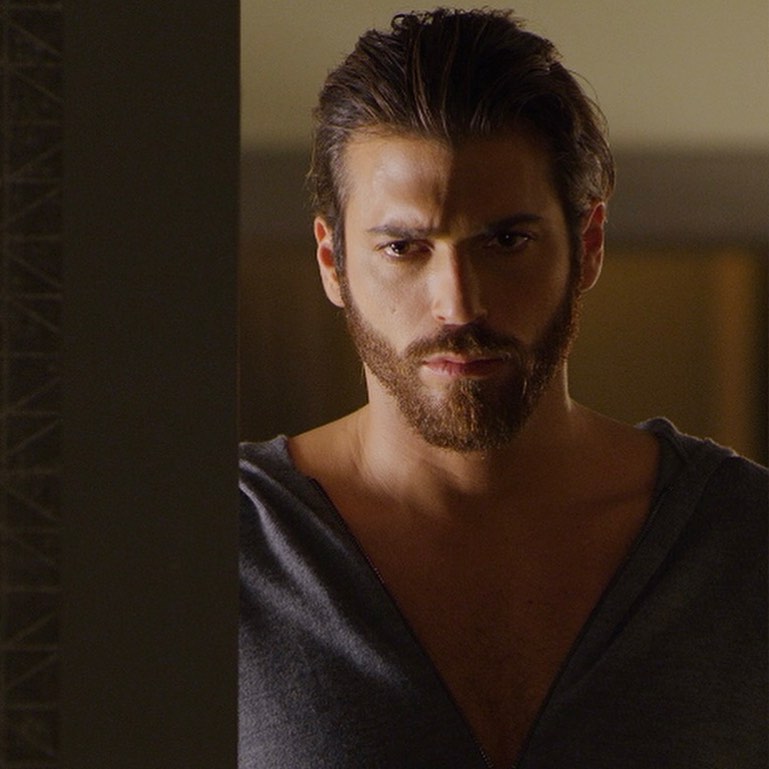 Can Yaman - Page 2 Canyaman_264682618_884838228846713_8304393215032183432_n