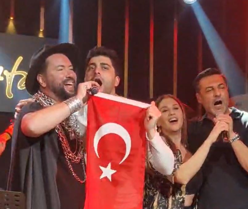 Kızılcık Şerbeti’nin yeni yıl eğlencesine İzmir Marşı damgası