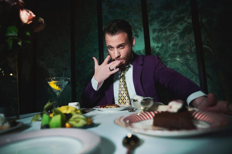 Kerem Bürsin’den “Grand Maison İstanbul” dizisi geliyor