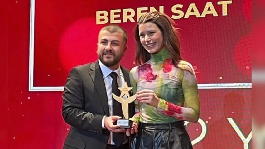 Beren Saat’in çok konuşulan ödül gecesi kombini