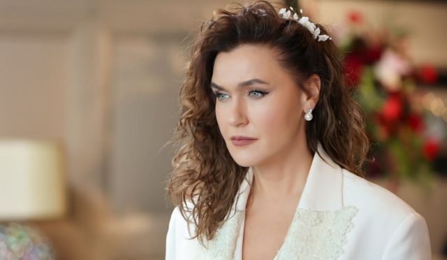 Şevval Sam “Yandaki Oda”nın sunucu Sevgi Ersoy’u oldu