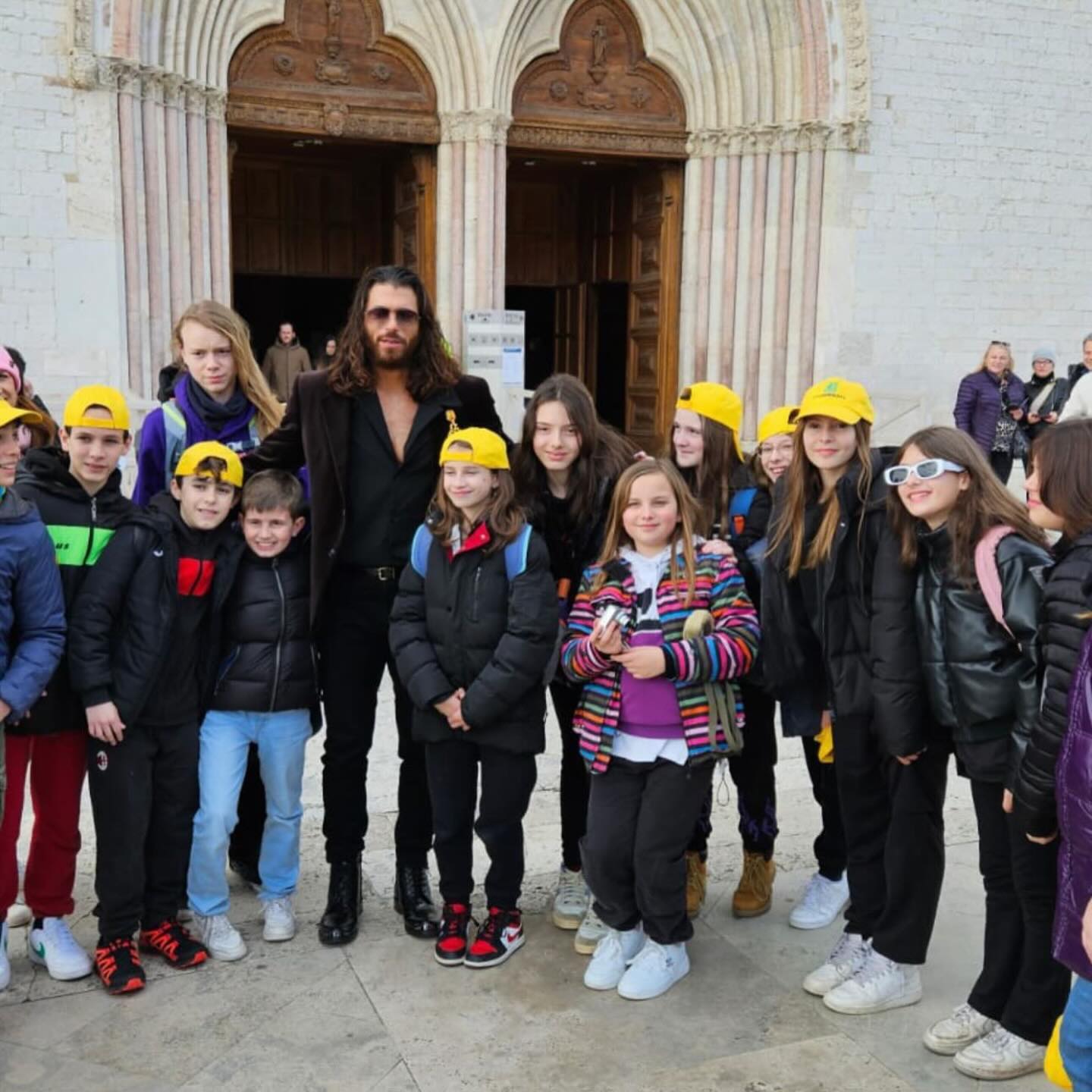 Can Yaman Serafico Enstitüsü’nde özel çocuklarla buluştu
