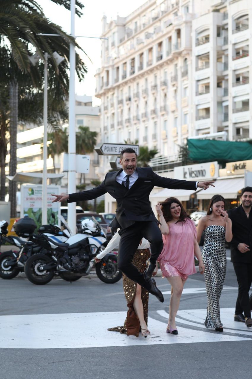Kızılcık Şerbeti oyuncularının Zeynep Kartal kostümleriyle Cannes çıkarması