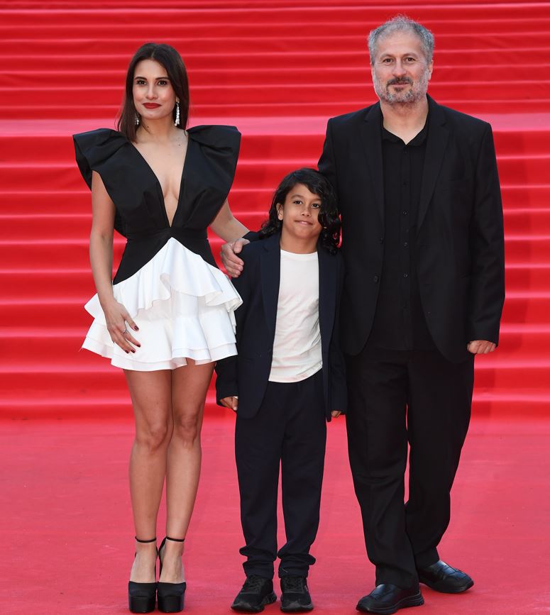 Gizem Erman Soysaldı eşi ve oğluyla kırmızı halıda            