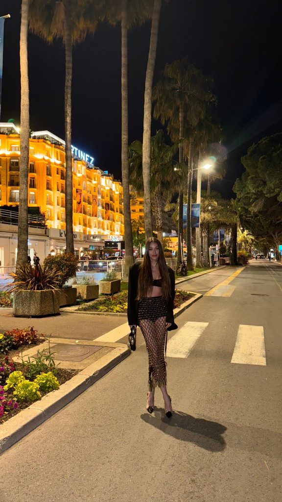 Dilan Çiçek Deniz Cannes’da göz kamaştırdı