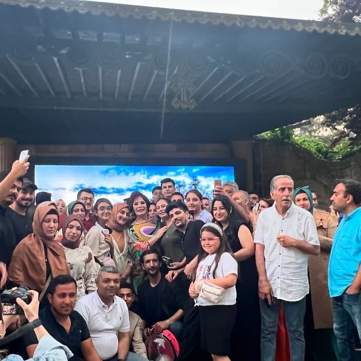 Hülya Koçyiğit önce söyleşi yaptı, sonra halay çekti