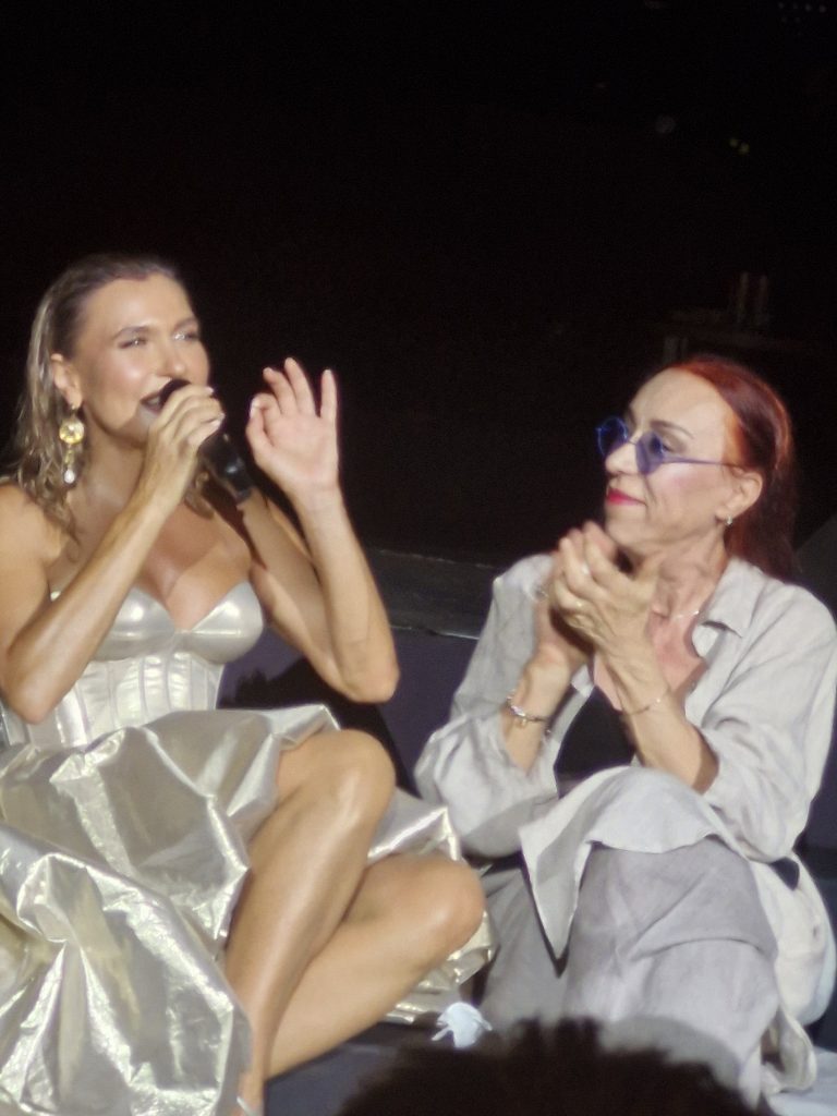 Şevval Sam 30. yıl konserinde annesiyle düet yaptı