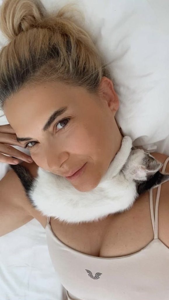 Şebnem Dönmez kedi sahiplendi
