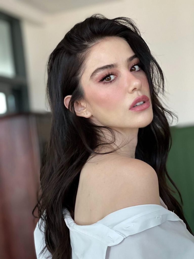 Özge Gürel “Medeni Haller” filminin başrolü oldu
