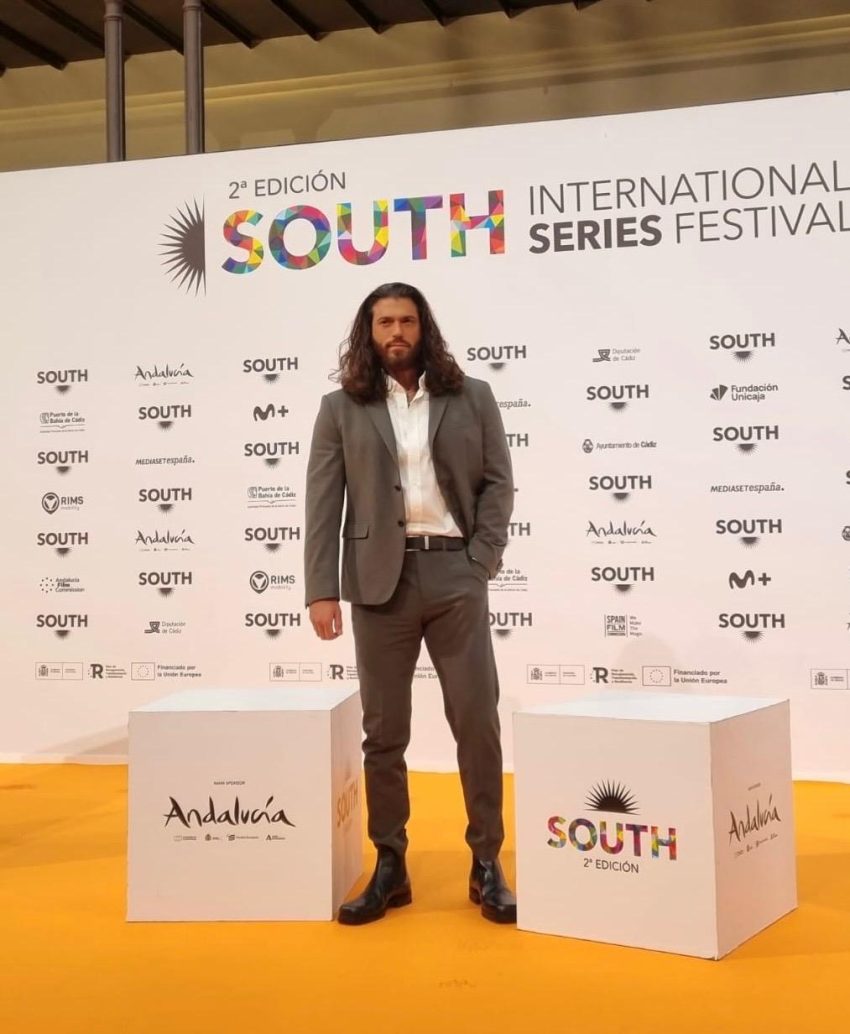 Can Yaman’a İspanya’dan Uluslararası En İyi Erkek Oyuncu Ödülü