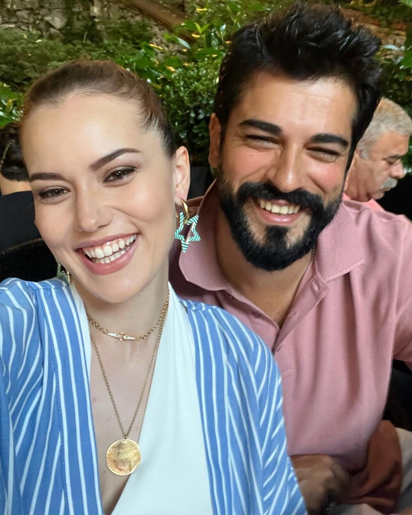 Eşi Fahriye Evcen ve ünlü isimler Burak Özçivit’in tiyatro oyununa seslendirme yaptı