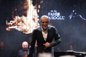 FAHİR ATAKOĞLU SAHNEDE