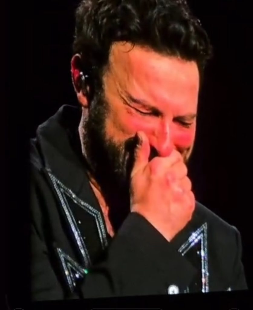 Anne acısıyla sarsılan Tarkan ilk konserinde hüngür hüngür ağladı