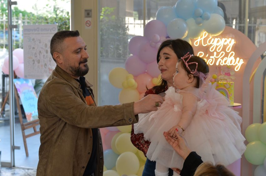 Gonca Vuslateri ile Levent Yaşar çifti kızları Asya’nın 1. yaş gününü kutladı