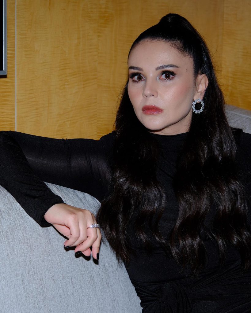 Cansu Diktaş hem “Zihnime Bir Bilet”, hem de “Var Bunlar” dizisinde