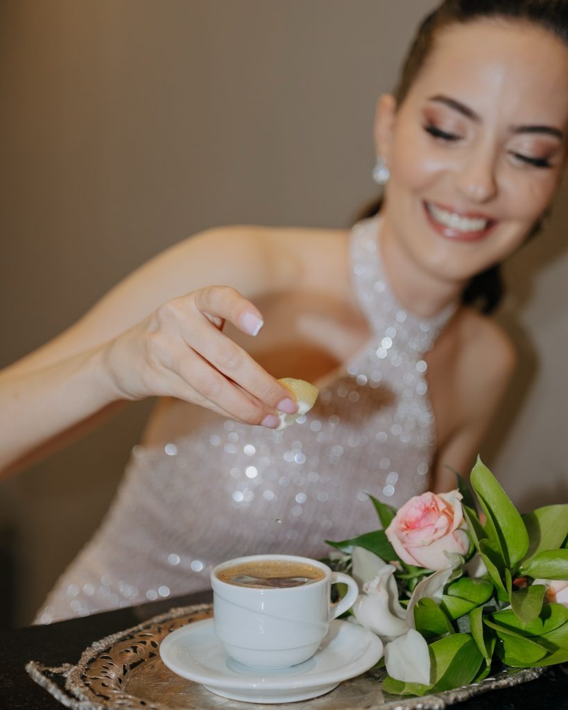 Ezgi Şenler kız isteme töreninde damat kahvesine limon sıktı