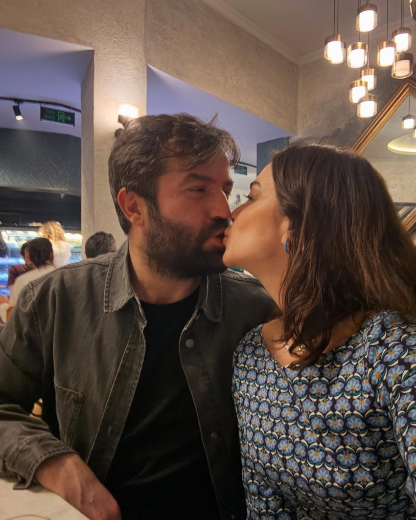 Yönetmen Ali Balcı’dan oyuncu sevgilisi İpek Karapınar’a Hamburg maçında evlilik teklifi