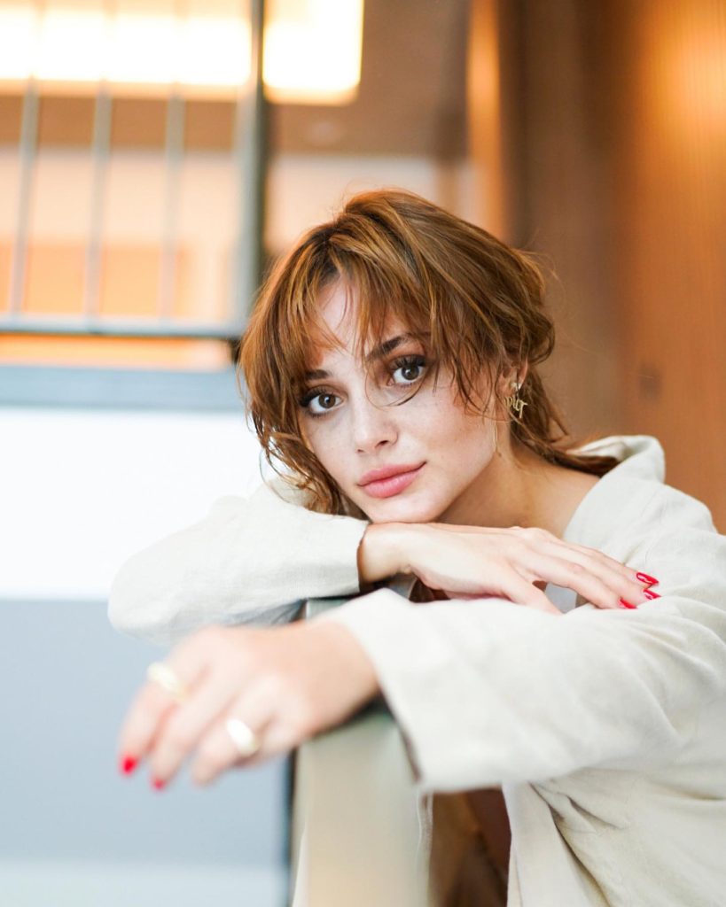 Rabia Soytürk “Aşk Sarmalı” filmiyle imza aşamasında