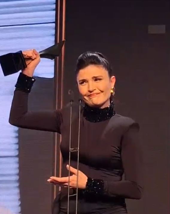 Leyla dizisinin Nur’u Gonca Vuslateri ödülünü Filistinli Şeyma için aldı