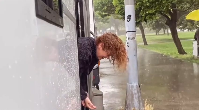 Demet Evgar yağmur suyuyla saçlarını yıkadı