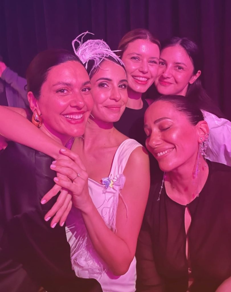 Bergüzar Korel ve Beren Saat yakın dostları Beyza Şekerci’nin kutlamasında buluştu