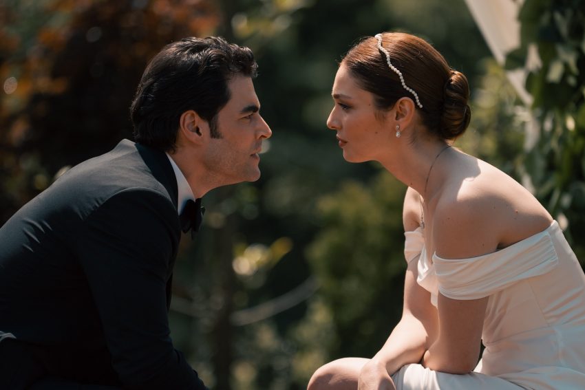 Veliaht’ın yıldızları Akın Akınözü ve Serra Arıtürk Cannes’daki Mipcom Fuarı’na katılacak