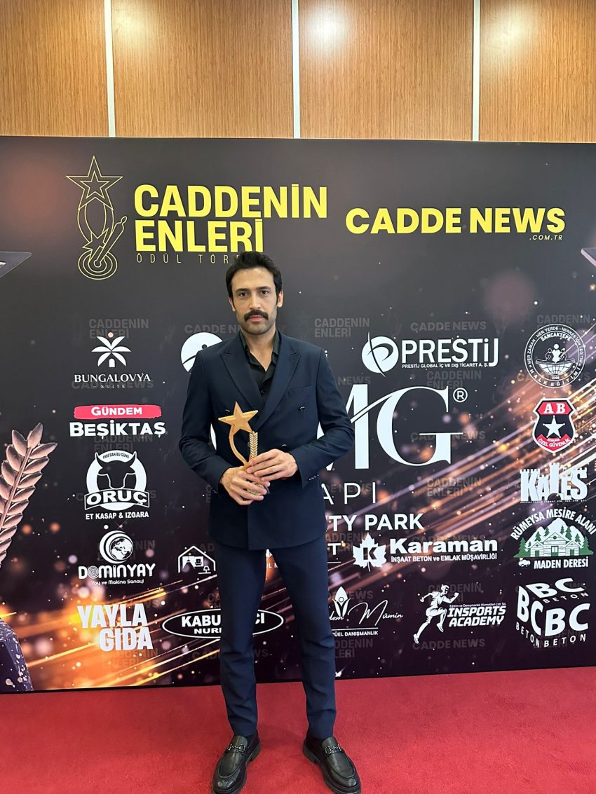 Kuma dizisinin başrol oyuncusu Emre Özmen ödülünü Erdal Tosun’a ithaf etti