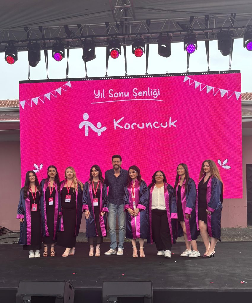 Çağlar Ertuğrul kız öğrencileri mezuniyet töreninde de yalnız bırakmadı