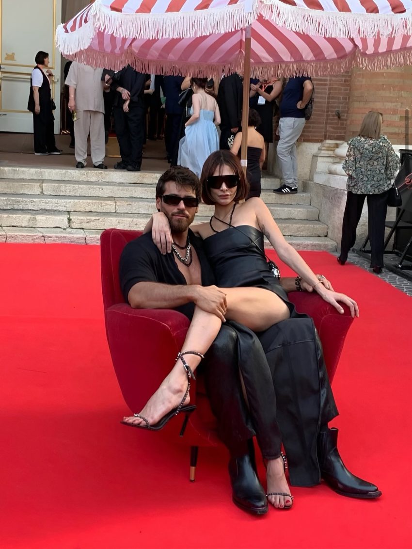 Can Yaman yeni sevgilisi DJ Sara Bluma’yla ilk kez kırmızı halıda el ele