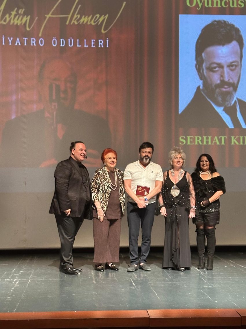 “Kırık Plak” oyunu üç dalda ödüle layık görülen Serhat Kılıç’ın gözyaşları