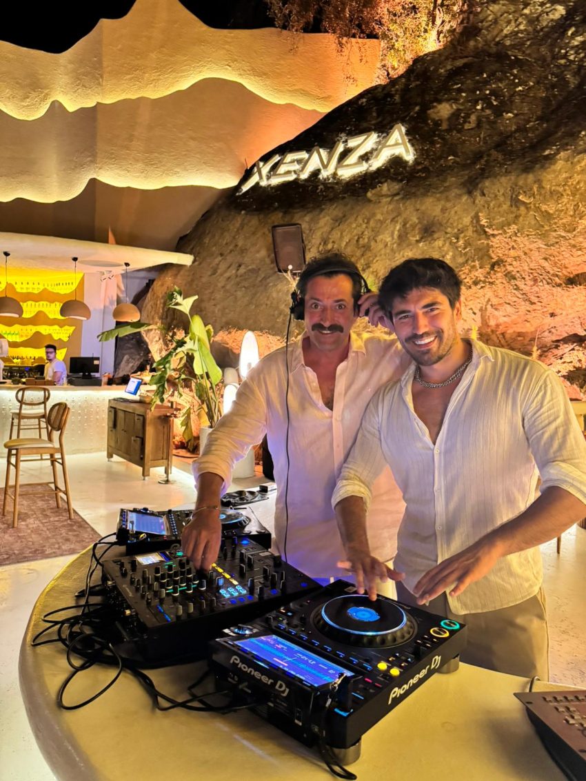Savaşçı’nın oyuncuları Burç Kümbetlioğlu ve Doğan Bayraktar DJ kabininde
