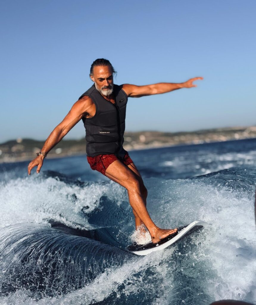 Selim Bayraktar’dan Çeşme’de dalga sörfü şovu
