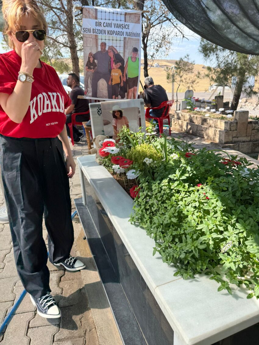 Gonca Vuslateri Narin’in mezarını ziyaret etti, gözyaşlarını tutamadı