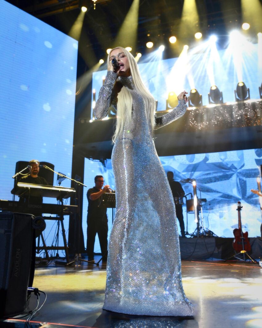 Gülşen Cahide sahnesinde Güllü’yü andı