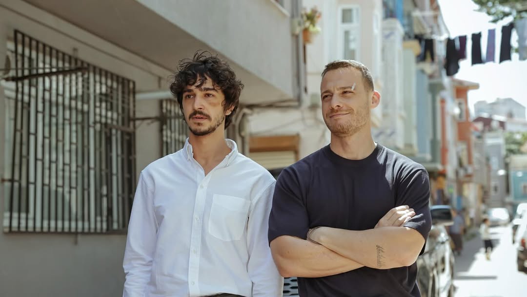 Çarpıntı dizisinde Kerem Bürsin’li yumruk sahnesinde yaralandı