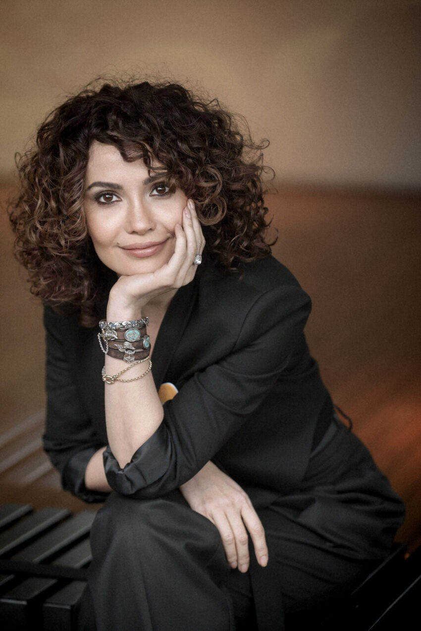 Songül Öden ilk kitabı #eşrefimahlukat’ı kızı Sone’ye ithaf etti